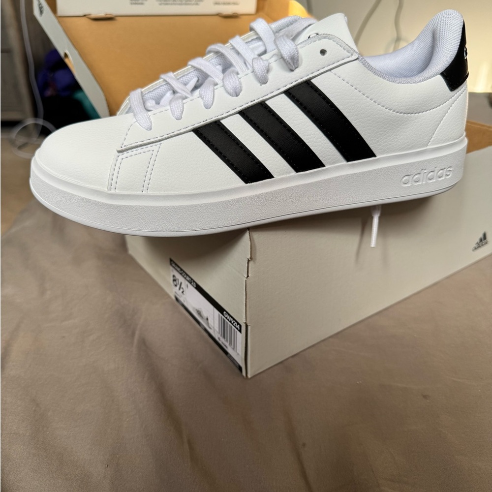 😍 Adidas Classic White with Black Stripes Sneakers